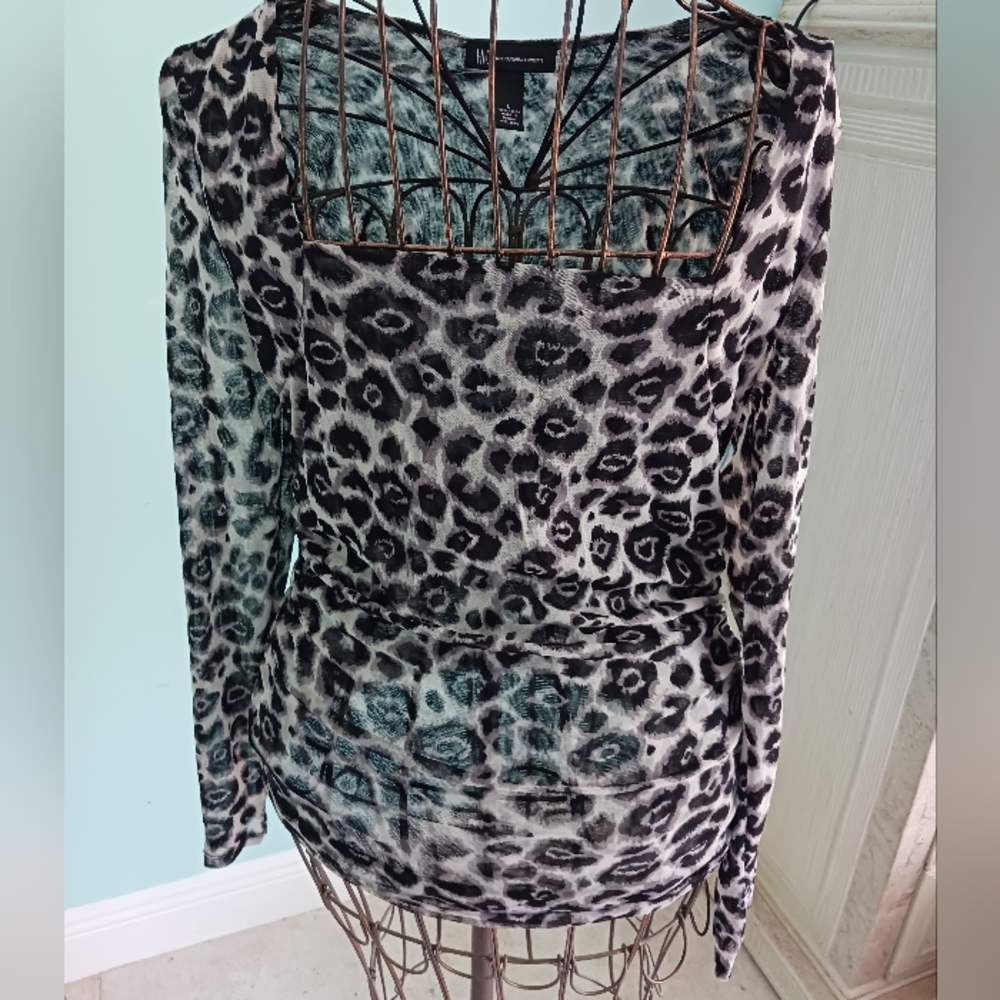 New York & Company Gray Graphic Fitted Long Sleeve Blouse